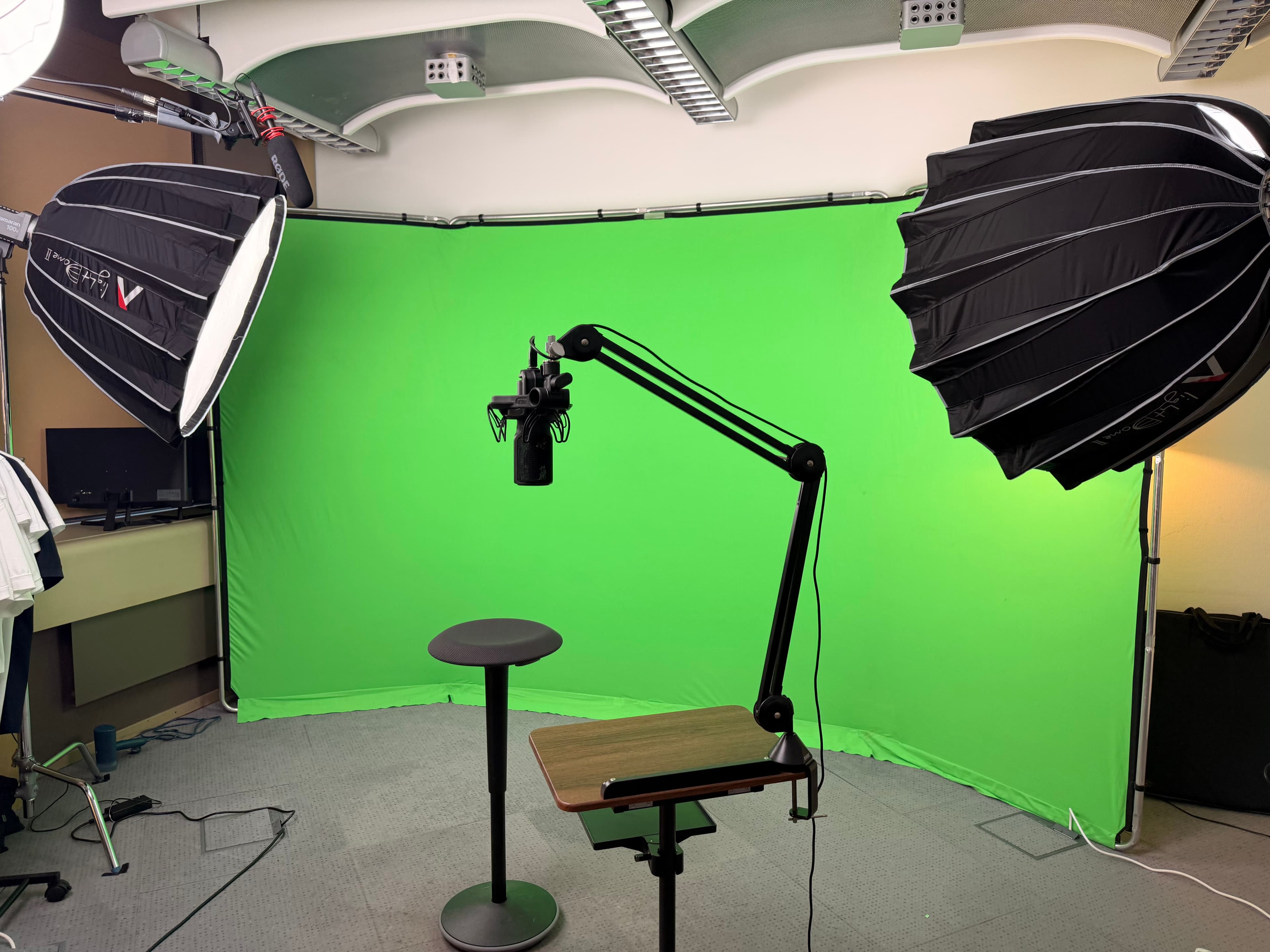 Greenscreen-Studio Mannheim-Oststadt – Aufnahmeplatz mit Mikrofon und Studiobeleuchtung