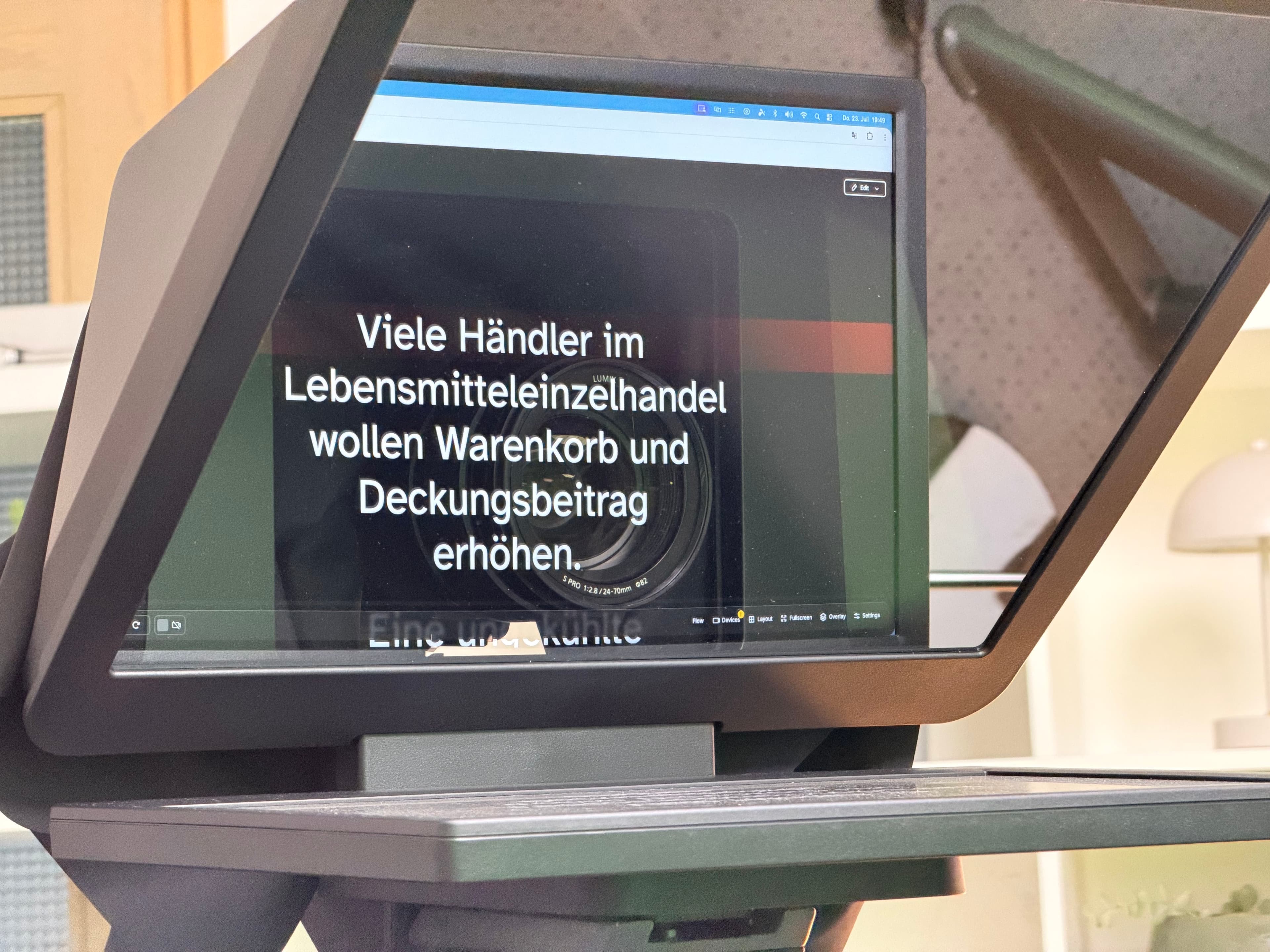 Teleprompter vor der Kamera im Mietstudio Mannheim – Text läuft vor der Kameralinse mit