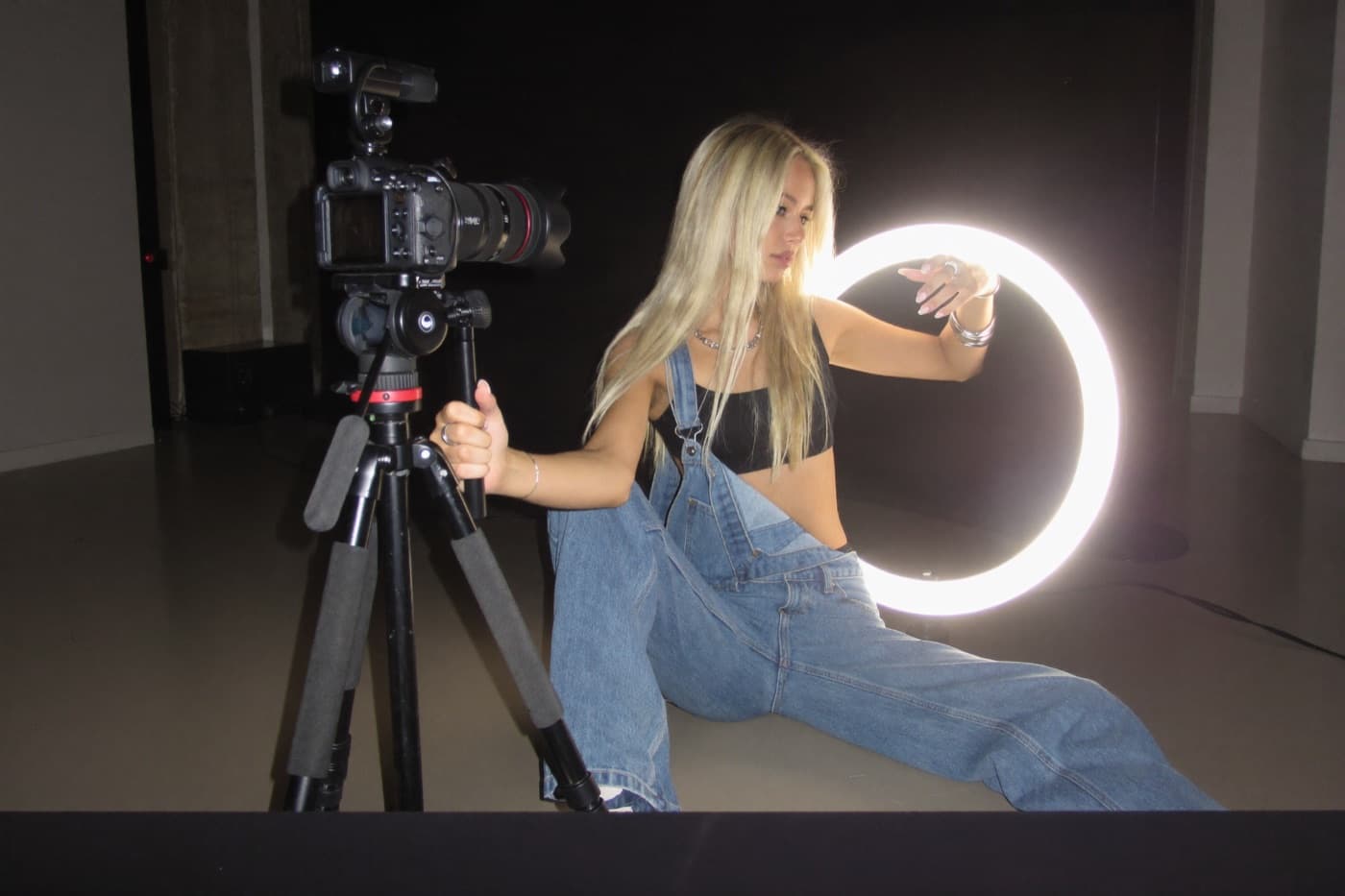 Creator filmt YouTube-Video mit Ringlicht im Videostudio Mannheim