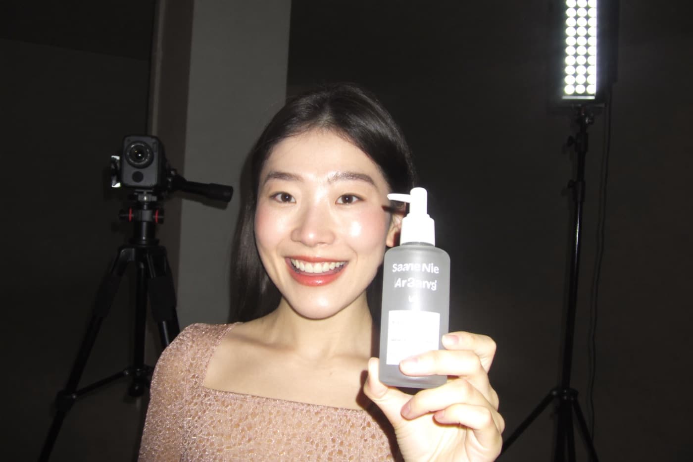 Produktvideo-Aufnahme mit Presenterin im Videostudio Mannheim